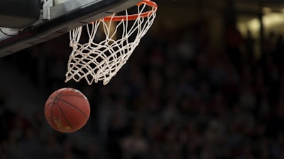 篮球比赛直播预告图 - NBA季后赛湖人队对阵勇士队